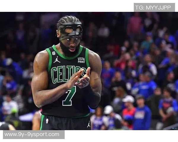 杰伦布朗次节火力全开狂砍18分半场14投9中斩获22分助攻与抢断表现出色 杰伦布朗次节火力全开狂砍18分半场14投9中斩获22分助攻与抢断表现出色