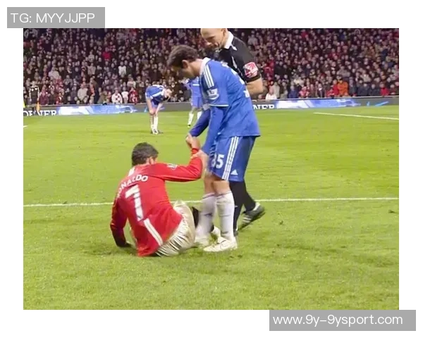 C罗禁区内遭铲倒裁判判越位在先未判点球引发争议