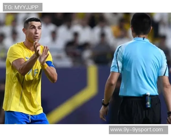 C罗禁区内遭铲倒裁判判越位在先未判点球引发争议